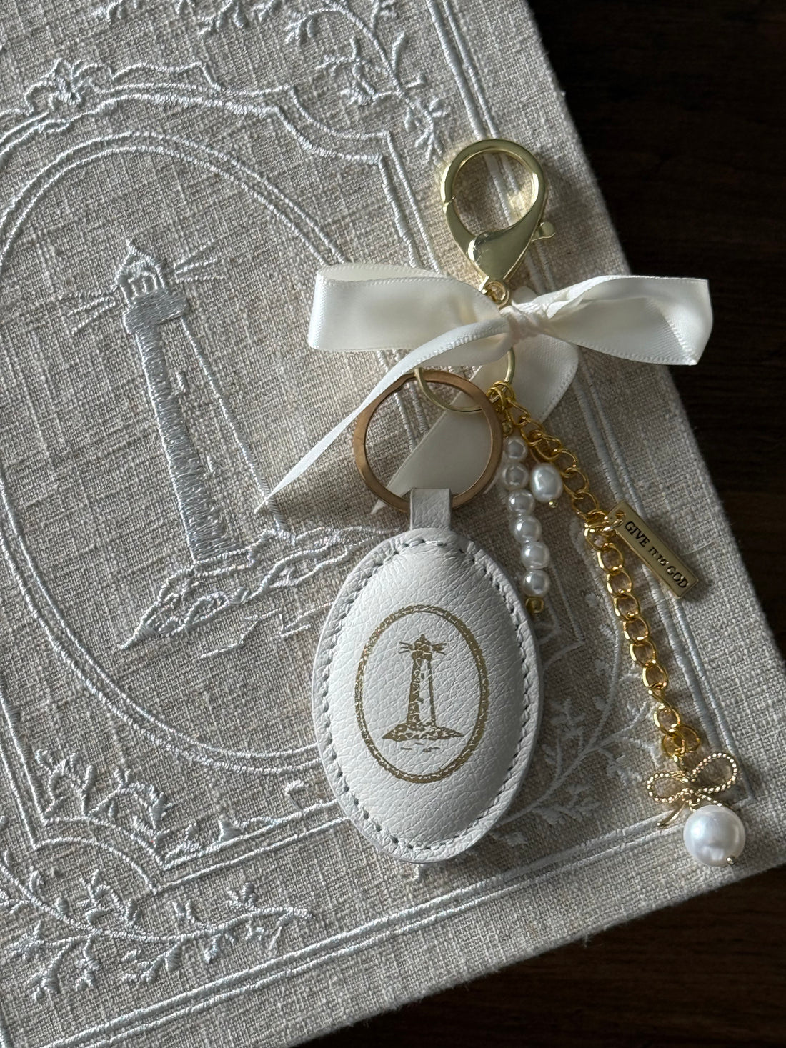 Lighthouse Puff Leather Keychain – Off-White Oval Gold Stamped